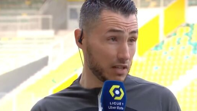 L'arbitre de Nantes-Troyes a donn&eacute; ses explications sur le but accord&eacute; aux Canaris dans le temps additionnel. (screenshot Twitter -@PVSportFR)