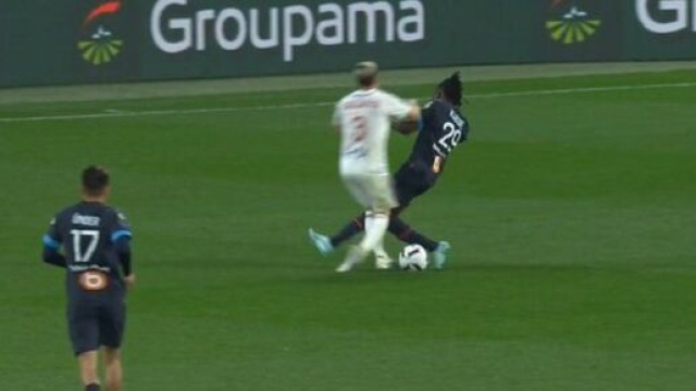 Le choc entre Kabor&eacute; et Tagliafico (capture Twitter Instant Foot)