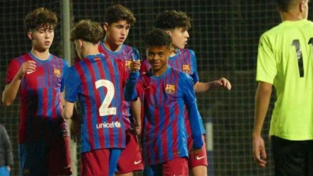 Les jeunes du Bar&ccedil;a pr&ecirc;ts &agrave; tout pour gagner un match. (screenshot Twitter - @Barca_Buzz)