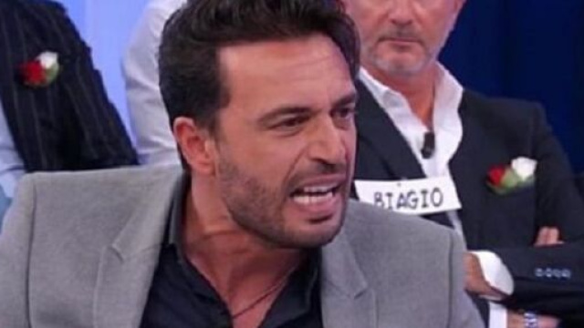 Uomini e donne, anticipazioni 26-28 aprile: Armando e Riccardo sfiorano la rissa in studio.
