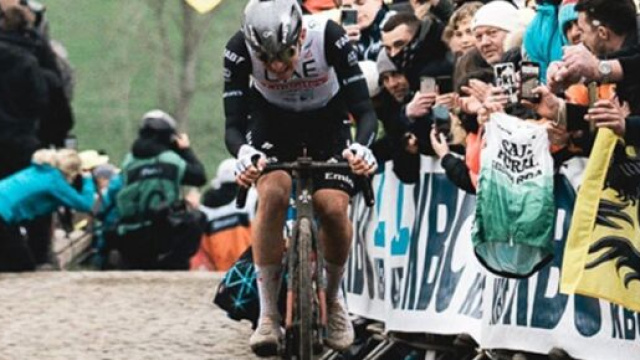 Ciclismo, Tadej Pogacar si &egrave; ritirato dalla Liegi per una caduta