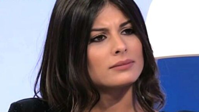 Giulia Cavagl&agrave; perde l'aereo e litiga con la hostess, Sara Shaimi: 'Imbarazzante'.