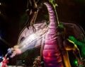 Un dragon animé prend feu pendant le spectacle Fantasmic à Disneyland
