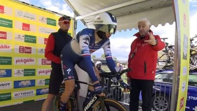 Ciclismo, Josef Cerny ha vinto il cronoprologo del Giro di Romandia.