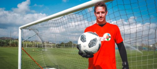 El portero celebr&oacute; junto a su novio el ascenso del Marbella F.C. (Twitter/alberto_leja)