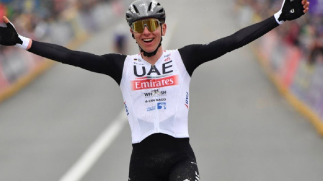 Ciclismo, Tadej Pogacar si &egrave; ritirato dalla Liegi per una caduta