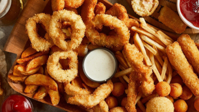 Mangiare troppi fritti danneggerebbe la salute mentale: l&rsquo;allarme arriva da uno studio condotto da ricercatori della Zhejiang University in Cina.