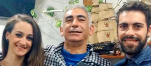 Los hermanos Ana y Daniel Parra con su padre entre ellos (Twitter)