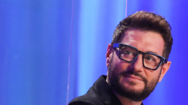 Enrico Papi potrebbe lasciare il ruolo da opinionista de L'Isola.