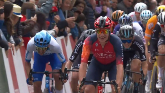 Ethan Hayter conquista la tappa di La Chaux-de-Fonds al Giro di Romandia.