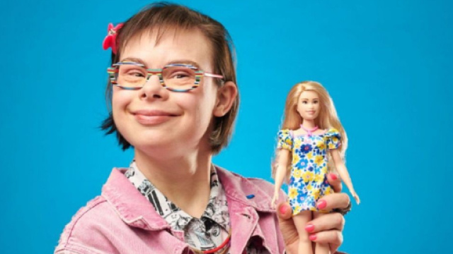 La Barbie trisomique de Mattel et son ambassadrice (Screenshoot Twitter @LCI)