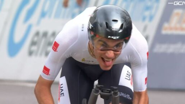 Ciclismo, Juan Ayuso vince la cronometro del Giro di Romandia.