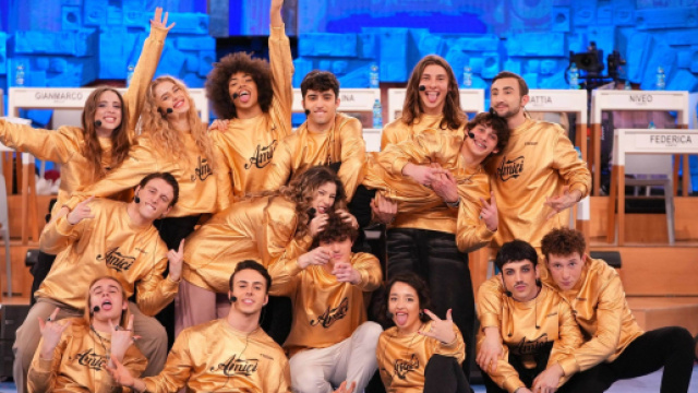 Amici 22, la semifinale potrebbe subire uno spostamento: due allievi sarebbero contagiati.