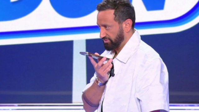 Cyril Hanouna re&ccedil;oit un appel de sa m&egrave;re en direct. Screenshots twitter @TPMP