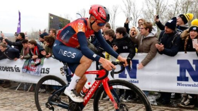 Ciclismo, il crollo di Tom Pidcock al Fiandre: 'Non ho ripagato il lavoro dei compagni'.