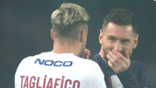 Messi et Tagliafico lors de PSG-OL. (screenshot Twitter - @Zen_29_Decembre)