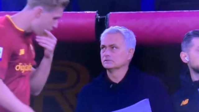 On ne d&eacute;range d&eacute;cid&eacute;ment pas Jos&eacute; Mourinho lorsqu'il donne des consignes. (screenshot twitter @Jmshow10_)