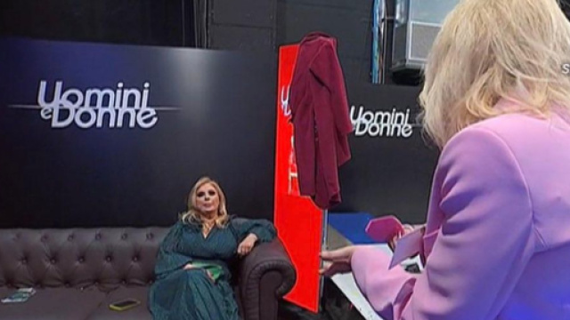 Uomini e donne, Tina lascia lo studio e spiazza Maria, i fan: 'Ridicola, vada in pensione'.