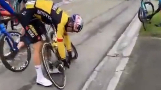 Wout van Aert dopo la caduta del Giro delle Fiandre