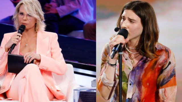 Amici22, De Filippi criticata per un gesto verso Cricca: 'Mancanza di professionalit&agrave;'.
