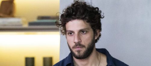 Ari se desespera por n&atilde;o conseguir ajuda em 'Travessia' (Reprodu&ccedil;&atilde;o/TV Globo)