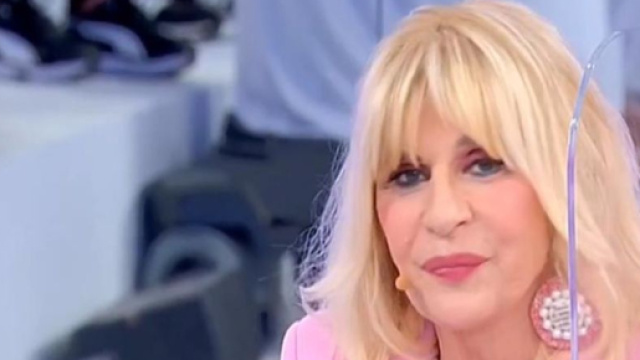 Uomini e donne, anticipazioni 5 aprile: Gemma ci prova con un cavaliere, Tina provoca.