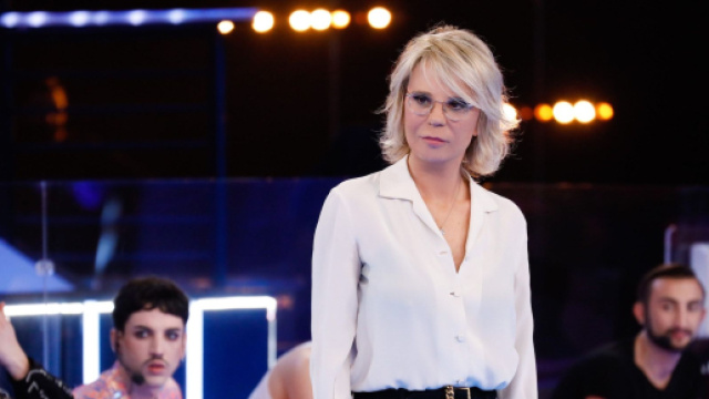 Cambio programmazione Mediaset maggio: chiude Amici 22, stop Luce dei tuoi occhi 2.