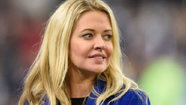 Carine Galli en femme de terrain (capture Twitter @sports.fr)