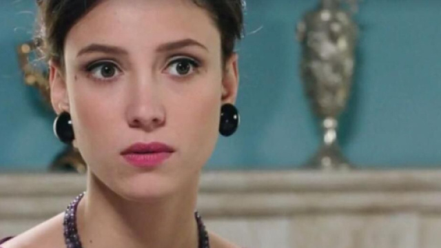 Il Paradiso, spoiler 18/04: Flora scopre che Umberto &egrave; sulle tracce della contessa.