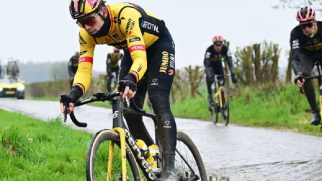 Wout van Aert durante la ricognizione sul percorso della Parigi - Roubaix.