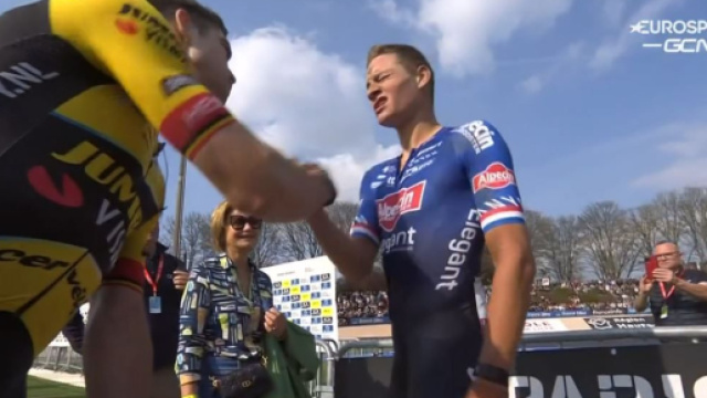 Ciclismo, i complimenti di Wout van Aert a Mathieu Van der Poel al termine della Parigi Roubaix.