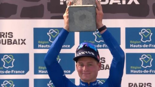 Mathieu Van der Poel sul podio della Parigi Roubaix