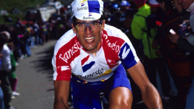 Ciclismo, l'ex campione Miguel Indurain sta correndo la Titan Desert