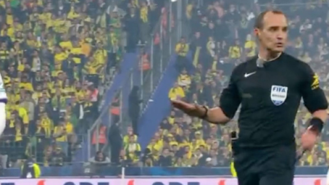 L'arbitre de la rencontre Toulouse-Nantes, &eacute;quip&eacute; d'un micro pendant la finale. (screenshot Twitter - @lnstantFoot)