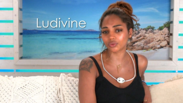 Love Island France : Ludivine et Perrine en guerre, Perle craque pour Simon, le nouvel Islander. (Screenshot @W9)