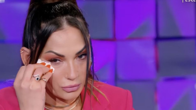 Uomini e Donne, Ida rompe il silenzio su Ig: 'Mi hanno rubato la borsa, sono scioccata'.