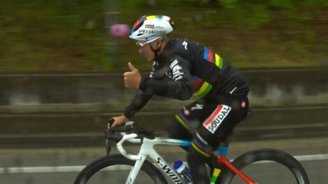 Ciclismo, Remco Evenepoel ha ceduto la maglia rosa del Giro d'Italia