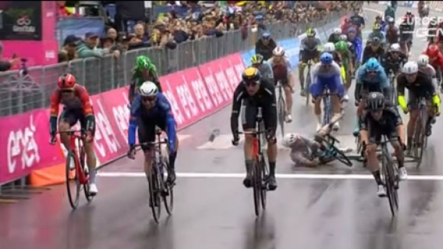 La caduta di Cavendish nel finale della quinta tappa del Giro d'Italia.