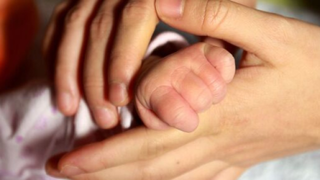 La mano di una madre stringe quella di un neonato (&copy; Pixabay).