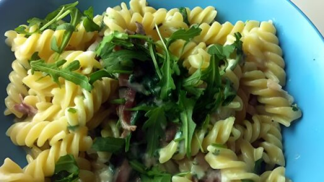 Pasta al Gorgonzola con salamino croccante e rucola fresca.