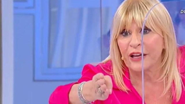 Uomini e donne, anticipazioni 11 maggio: Tina provoca Elio con la ricotta, Gemma sbotta.