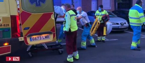 Los servicios de emergencia trasladan al hospital a la mujer acuchillada en M&oacute;stoles (Im&aacute;genes del dispositivo de emergencias)