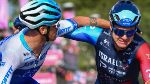 Alessandro De Marchi e Simon Clarke, ripresi nel finale della tappa di Napoli del Giro d'Italia.