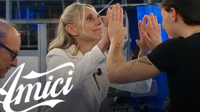 Amici 22, sorpresa per Wax: ha rivisto i genitori dopo 8 mesi.