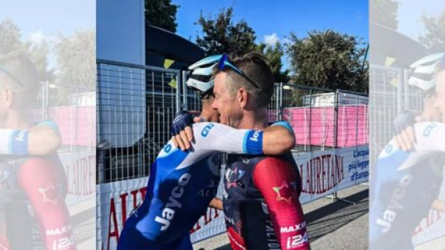 Giro, l'abbraccio tra Alessandro De Marchi e Simon Clarke.