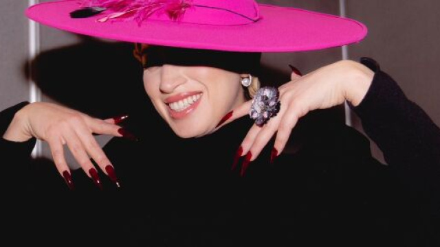 La chanteuse La Zarra repr&eacute;sente la France &agrave; l'Eurovision (screenshots twitter@LaZarra)