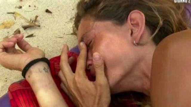 L'Isola dei Famosi, Helena crolla: 'Ho fame, non ce la faccio pi&ugrave;' (Video).