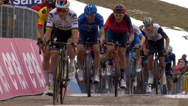 Giro d'Italia, Remco Evenepoel all'arrivo sul Gran Sasso.