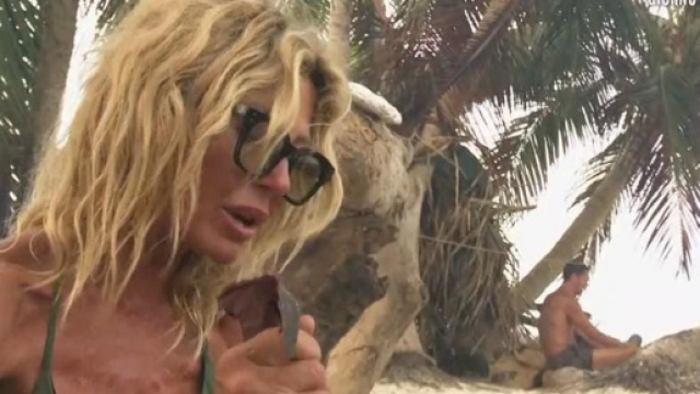 Isola dei Famosi, lite tra Nathaly e Christopher: lei gli lancia una scatola di riso.