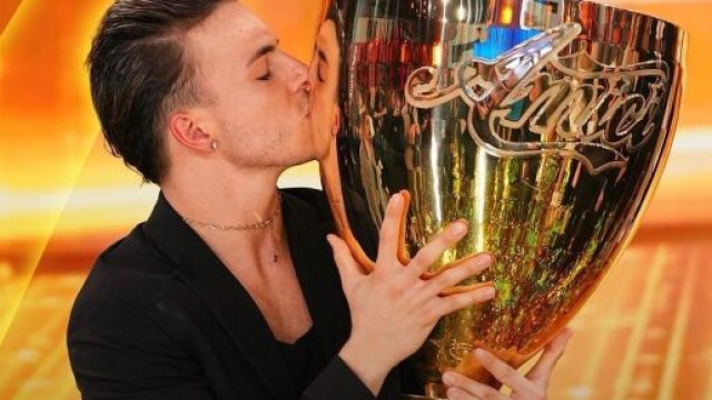 Amici 2023, cosa &egrave; successo dopo la finale: festa in studio, Cuccarini in silenzio.